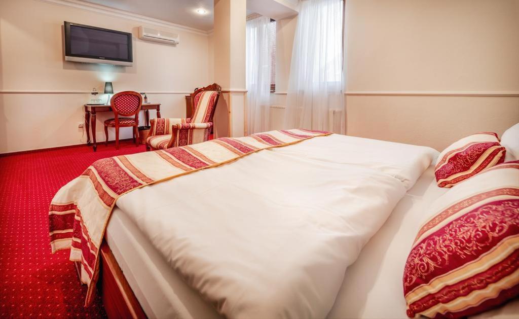 Hotel Capital With Private Wellness Nitra Bagian luar foto