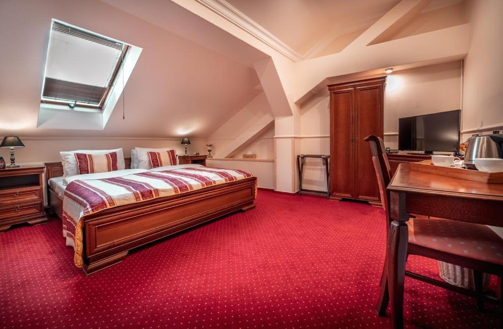 Hotel Capital With Private Wellness Nitra Bagian luar foto
