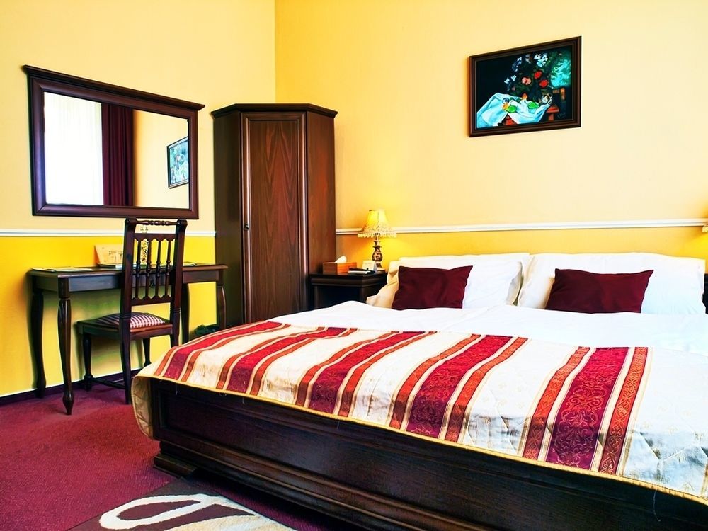 Hotel Capital With Private Wellness Nitra Bagian luar foto