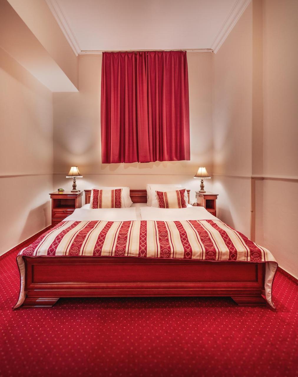 Hotel Capital With Private Wellness Nitra Bagian luar foto